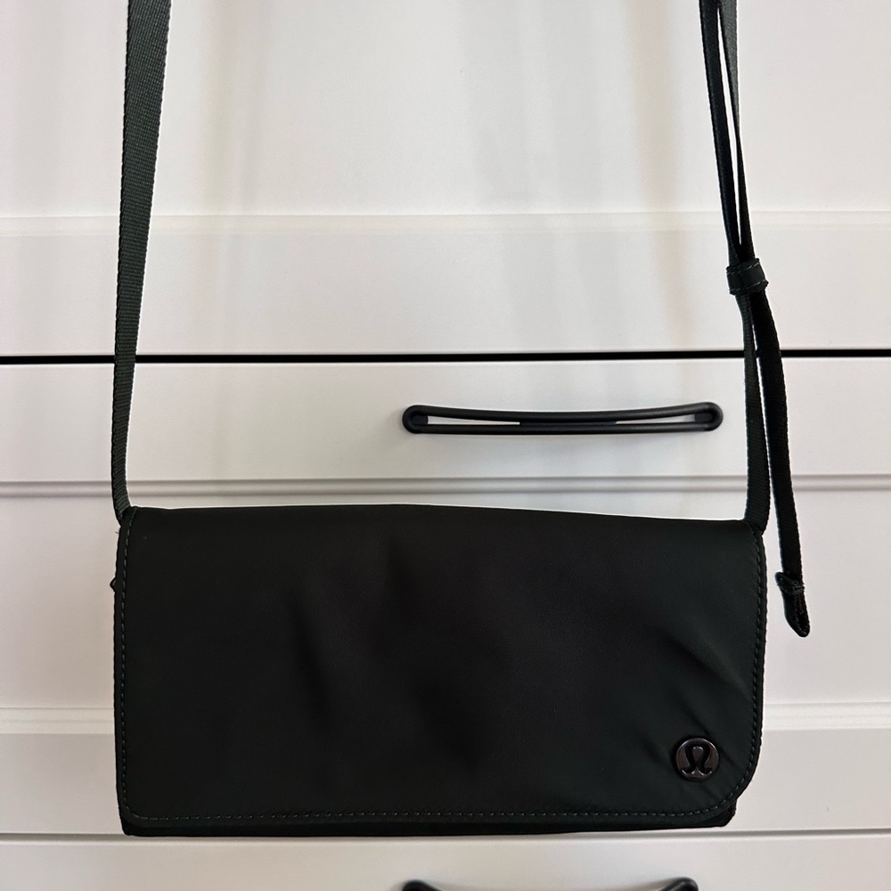 Lululemon Wallet clutch crossbody Rainforest green